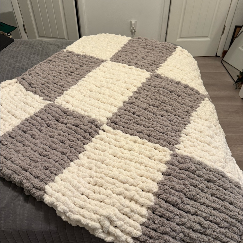 Cozy Checkered Knit Blanket - Gray and White